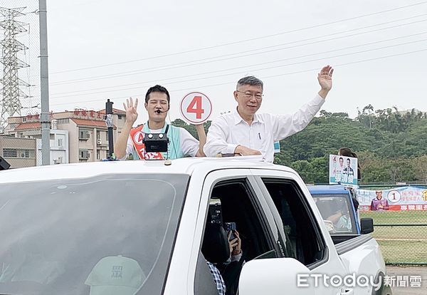 ▲台灣民眾黨主席柯文哲今（22）日到桃園車隊掃街，柯文哲向市民揮手致意。（圖／記者沈繼昌攝）