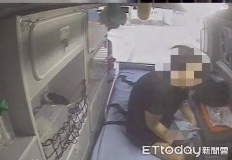 ▲消州消防分隊將嬰兒急送醫             。（圖／記者陳崑福翻攝，下同）