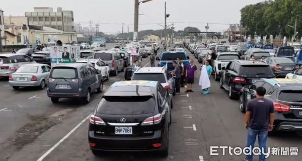 ▲劉建國率車隊前往張家宅邸喊話。（圖／記者蔡佩旻翻攝）