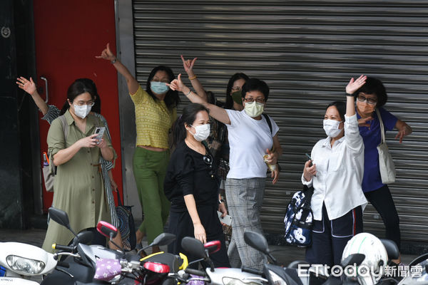 ▲國民黨台北市長候選人蔣萬安車隊掃街，受到支持者熱情歡迎。（圖／記者林敬旻攝）