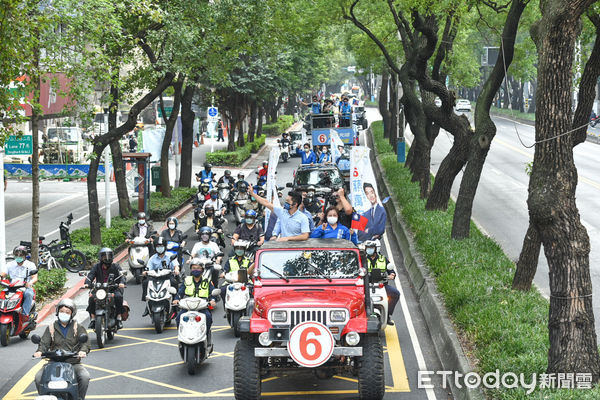 ▲國民黨台北市長候選人蔣萬安車隊掃街，受到支持者熱情歡迎。（圖／記者林敬旻攝）