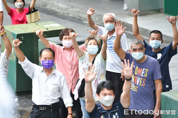 ▲國民黨台北市長候選人蔣萬安車隊掃街，受到支持者熱情歡迎。（圖／記者林敬旻攝）