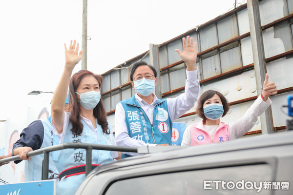 ▲李佳芬今日代老公韓國瑜，陪同張善正掃街拜票 。（圖／張善政競選總部提供）