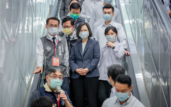 ▲▼總統蔡英文、桃園市長鄭文燦、立委鄭運鵬22日一同視察「桃園機場捷運延伸線A22站」。（圖／總統府提供）