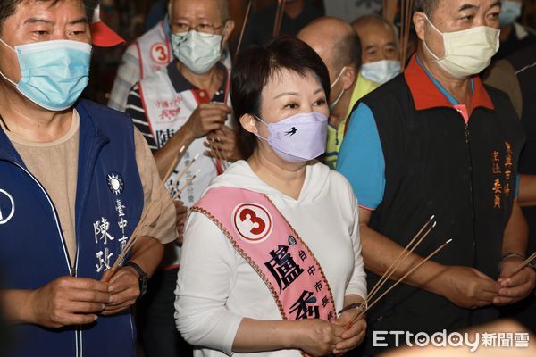 ▲盧秀燕掃街遇大眼混血正妹「神似藝人李詠嫻」。（圖／記者游瓊華攝）