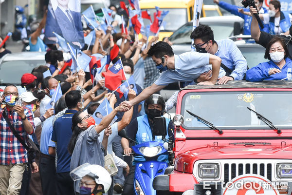 ▲國民黨台北市長候選人蔣萬安車隊掃街，受到支持者熱情歡迎。（圖／記者林敬旻攝）