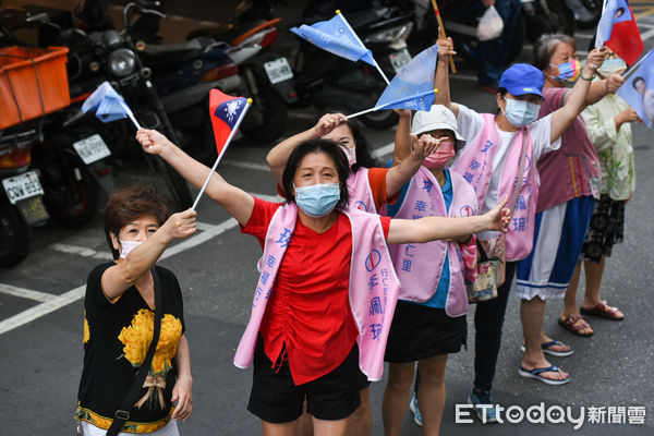 ▲國民黨台北市長候選人蔣萬安車隊掃街，受到支持者熱情歡迎。（圖／記者林敬旻攝）