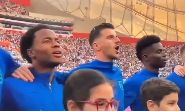 ▲▼芒特在世足誤將《天佑國王》唱成了「女王」。（圖／翻攝自推特）