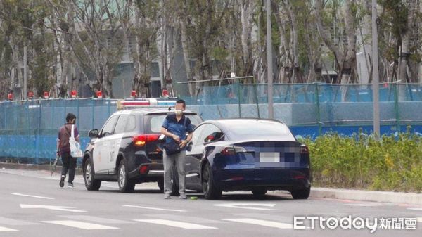 ▲▼警信義區騎機車與小客車發生碰撞。（圖／記者黃彥傑攝）