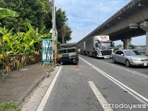 ▲海軍陸戰隊一輛軍用悍馬車自撞電桿，疑似煞車失靈             。（圖／記者吳奕靖翻攝）