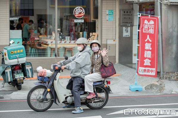 ▲台南市長黃偉哲22日率領民進黨籍議員呂維胤、李啓維、周麗津、林依婷在選區車掃，但行前拿出陳時中競辦文宣小物，喊出「陳時中凍蒜！黃偉哲凍蒜！」的口號。（圖／記者林悅翻攝，下同）