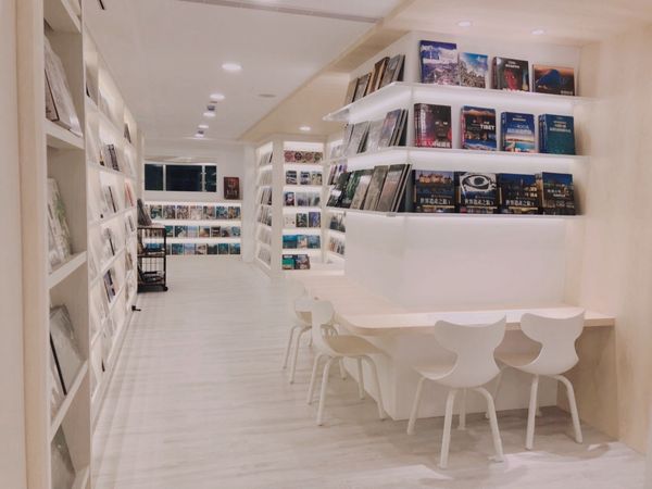 ▲▼淡水益品書屋挑高閱讀空間，250坪約100席座位，還有飲品無限供應。（圖／益品書屋提供）