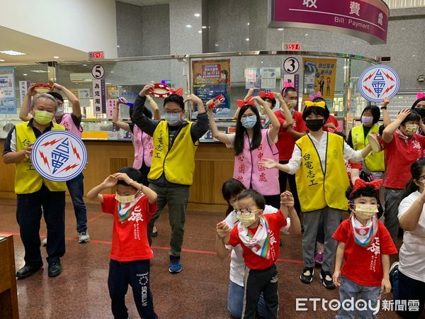 ▲「十方歲末感恩列車」安排慢飛天使於台電服務中心進行快閃表演。（圖／台電台中區營業處提供，下同）