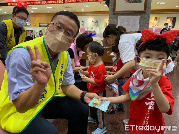 ▲「十方歲末感恩列車」安排慢飛天使於台電服務中心進行快閃表演。（圖／台電台中區營業處提供）