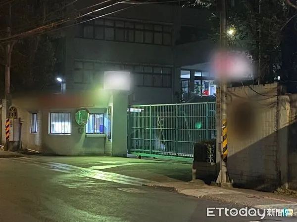 ▲▼組長疑遭電擊，失去意識倒地不起，警、消人員趕緊到場協助送醫。（圖／記者陳雕文翻攝）