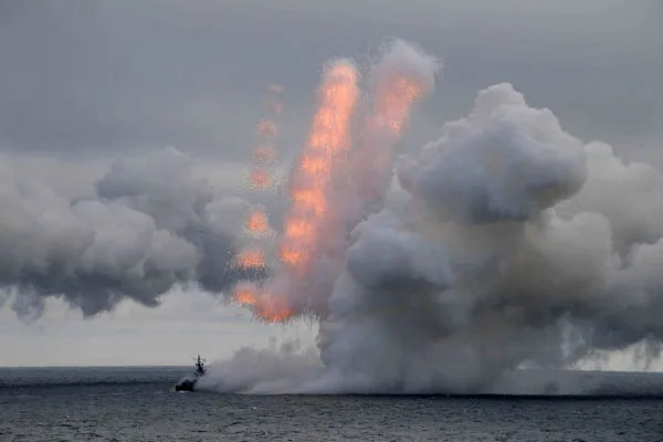 ▲▼俄軍黑海艦隊在克里米亞外海軍演。（圖／路透）