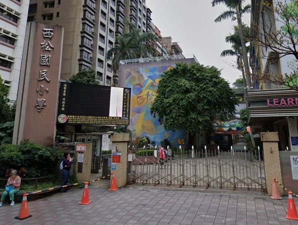 台北市西松國小蓋活動中心預算22億元，掀起網友熱議。（圖／翻攝自Google地圖）