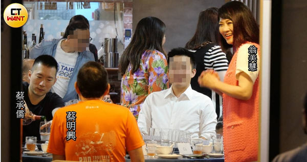 本月16日本刊直擊富邦金控蔡明興一家在台北市松山區某私廚聚餐。（圖／本刊攝影組）