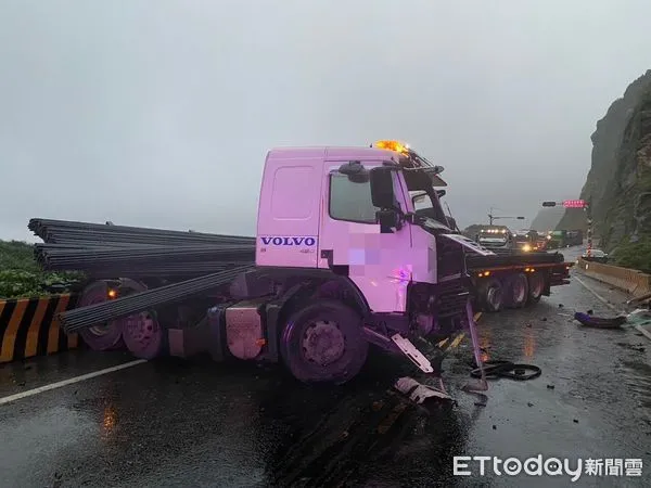 一輛貨運曳引車清晨行經台2線81.7公里、新北市瑞芳區南雅奇岩路段，疑因爆胎自撞，所幸25歲男性駕駛意識清醒、僅受輕傷，送醫治療。（圖／記者郭世賢翻攝）