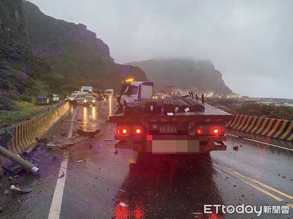 一輛貨運曳引車清晨行經台2線81.7公里、新北市瑞芳區南雅奇岩路段，疑因爆胎自撞，所幸25歲男性駕駛意識清醒、僅受輕傷，送醫治療。（圖／記者郭世賢翻攝）