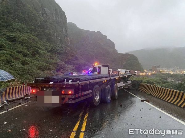 一輛貨運曳引車清晨行經台2線81.7公里、新北市瑞芳區南雅奇岩路段，疑因爆胎自撞，所幸25歲男性駕駛意識清醒、僅受輕傷，送醫治療。（圖／記者郭世賢翻攝）