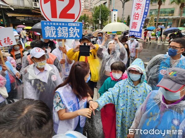 ▲▼李佳芬陪戴錫欽掃街。（圖／記者陳家祥攝）