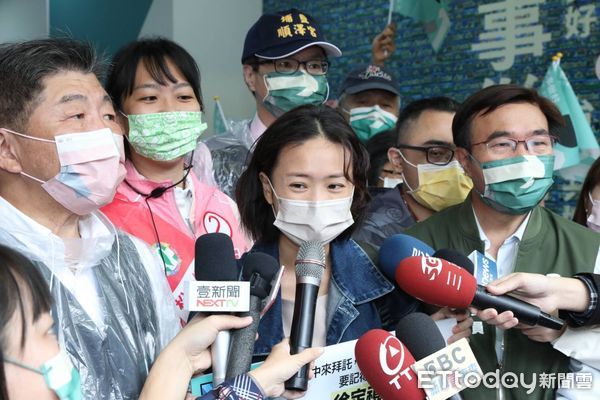 ▲▼徐定禎女兒里唯為陳時中、陳建仁加油打氣。（圖／記者屠惠剛攝）