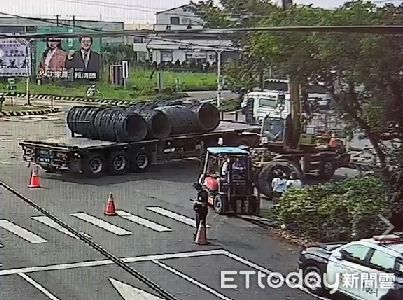 ▲台南市柳營區長營路六段、台1線路口，11月21日上午發生1起聯結車轉彎時，疑因車上所載大型鋼圈未妥善固定，竟被甩下來，幸好車旁未有其他人車，而未造成傷亡。（圖／記者林悅翻攝，下同）