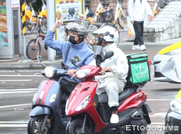 溫差大？陳時中冒雨車掃催票　機車騎士豎中指、民眾比「12」力挺 | ET