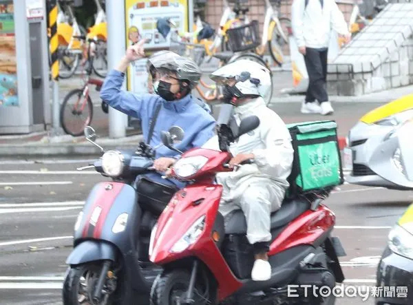 ▲▼陳時中、陳建仁冒雨展開第二天車隊掃街。（圖／記者屠惠剛攝） 