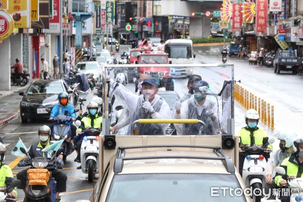 ▲▼陳時中 陳建仁 陳時中松山信義車隊掃街 比倒讚 不爽交管騎士比中指。（圖／記者屠惠剛攝）