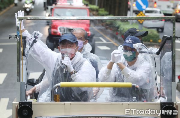 ▲▼陳時中 陳建仁 陳時中松山信義車隊掃街 比倒讚 不爽交管騎士比中指。（圖／記者屠惠剛攝）