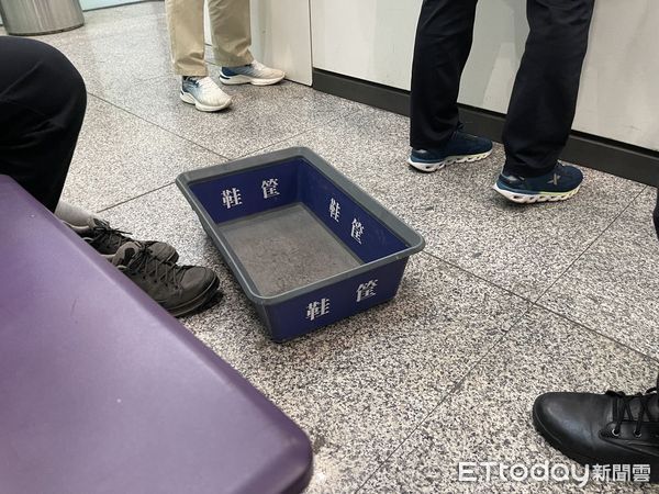 ▲▼雲南昆明長水機場返回北京、防疫、脫鞋子安檢            。（圖／記者任以芳攝）