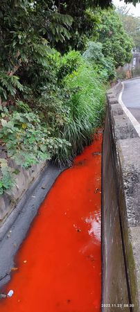 ▲彰化灌溉溝渠被染成紅色。（圖／縣議員曹嘉豪提供）