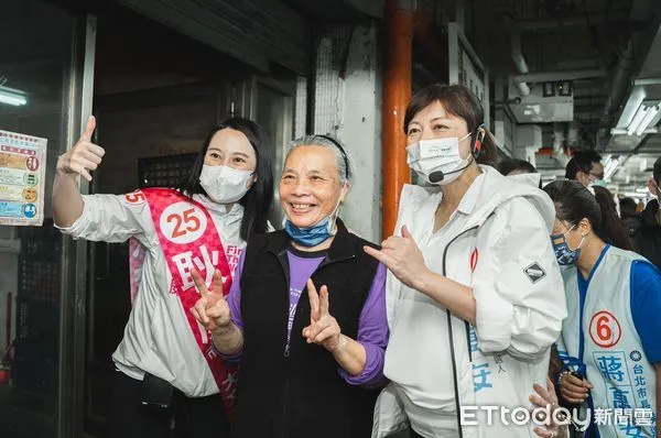 ▲▼ 蔣萬安妻石舫亘訪木柵市場      。（圖／蔣萬安競辦提供）