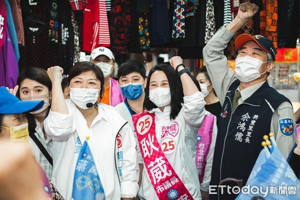 ▲▼ 蔣萬安妻石舫亘訪木柵市場      。（圖／蔣萬安競辦提供）