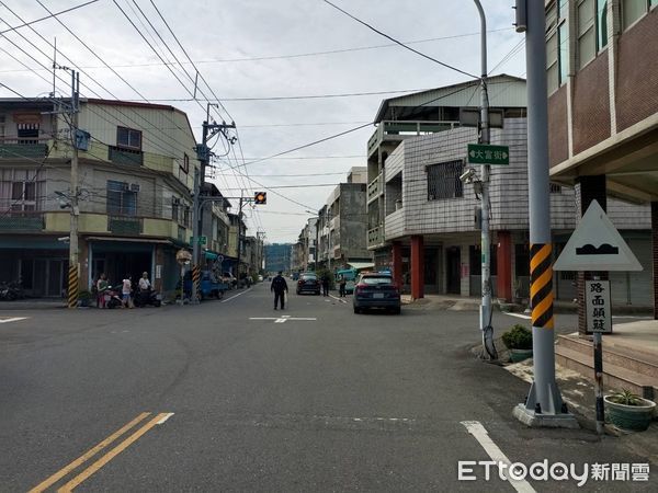 ▲台南市議員候選人陳皇宇的宣傳車，在關廟區大富街與大仁街口，與薛姓婦人的機車發生車禍，薛婦送醫急救仍傷重不治身亡，全案由歸仁分局調查處理中。（圖／記者林悅翻攝，下同）