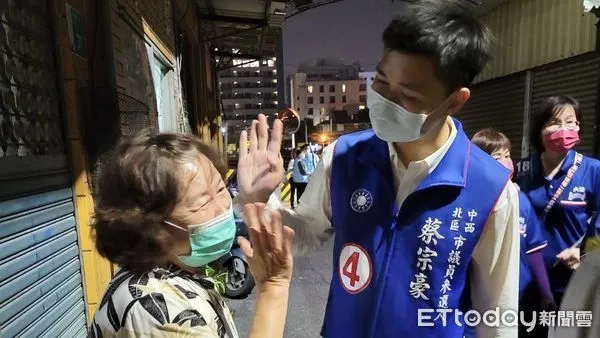 ▲羅智強的20歲甜美發言人鍾明也錄了一個短片點評，點出台南議員是平均六都年齡最高，籲年輕人思維要進入議會，給中西區北區市議員候選人蔡宗豪一個機會。（圖／記者林悅翻攝，下同）