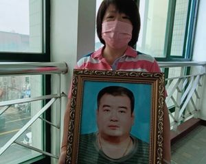 「就是要監督你」婦帶亡夫遺照聽政見會！　候選人控對手教唆鬧場