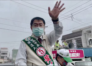 黃偉哲車隊掃街空檔「玩快問快答」　網友笑翻：反應有夠真實！