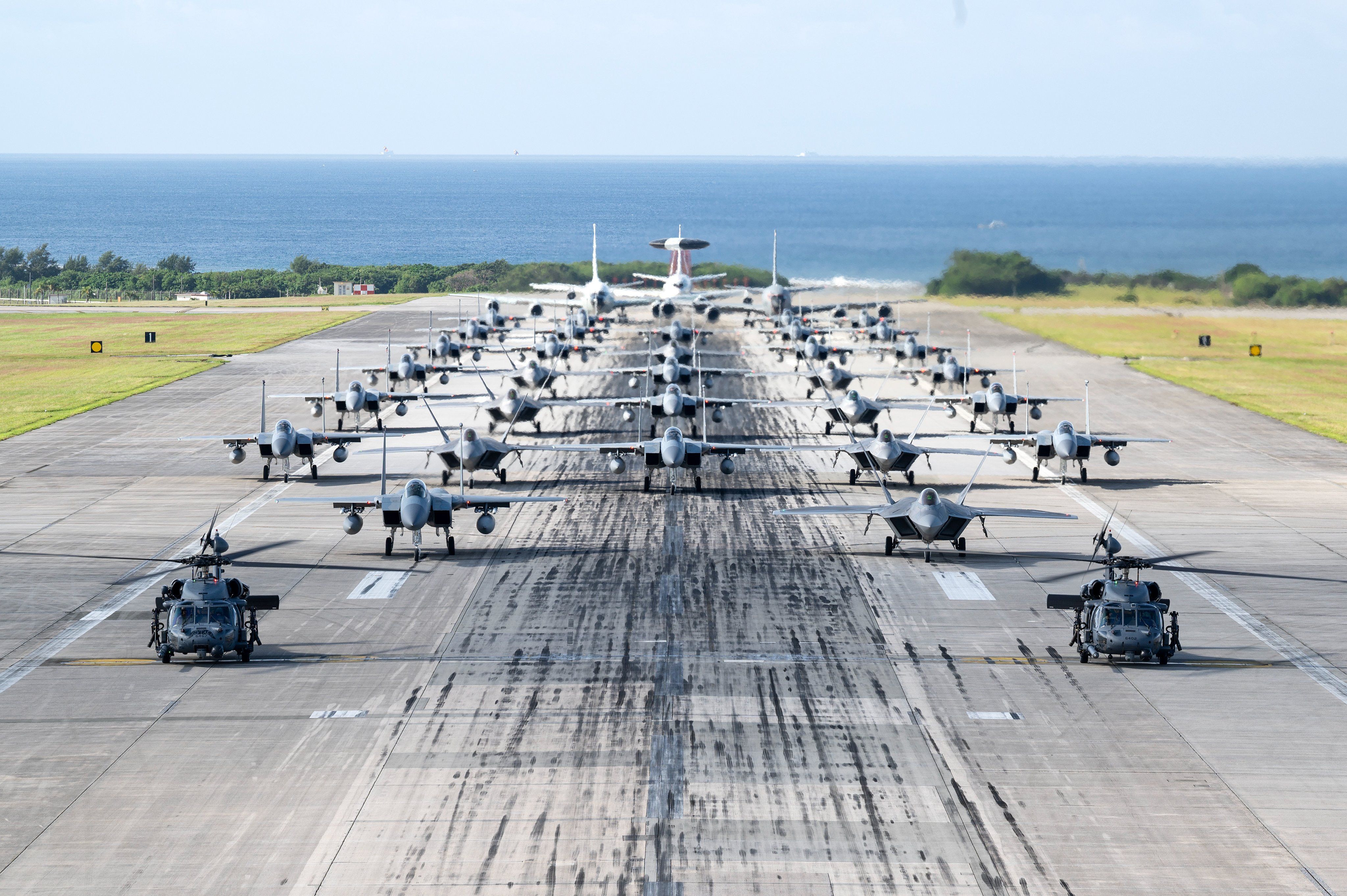 ▲▼駐日美軍戰機嘉手納基地大象漫步。（圖／翻攝自twitter／@USForcesJapan）