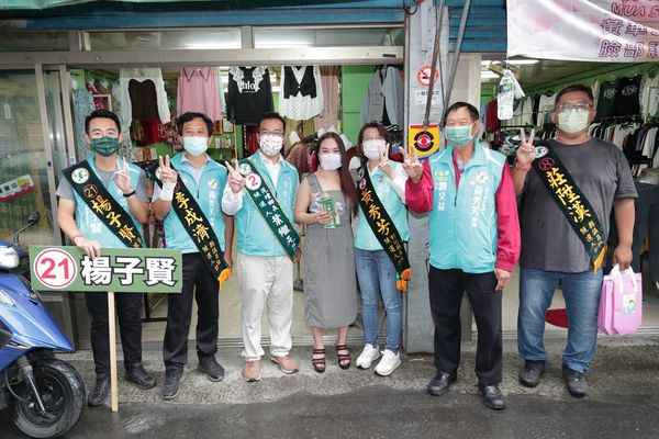 ▲縣長候選人黃秀芳掃街拜票。（圖／競選總部提供）