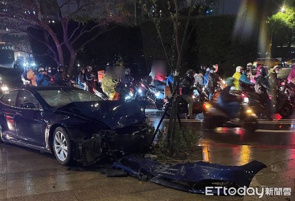 ▲▼快訊／北市仁愛圓環「363萬特斯拉」暴衝自撞　車頭爛掉3人傷。（圖／記者張君豪翻攝）