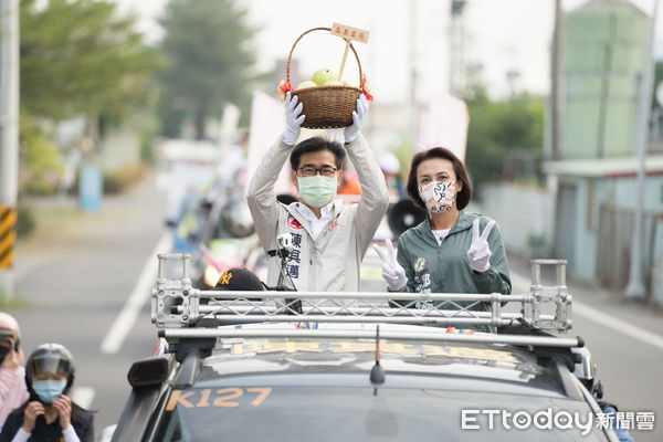 ▲陳其邁加強車隊掃街，意外成了收禮之旅             。（圖／記者吳奕靖翻攝）