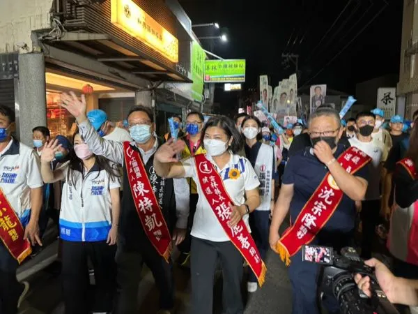 ▲▼      張麗善土庫徒步拜票　議長沈宗隆陪同       。（圖／張麗善競選辦公室）