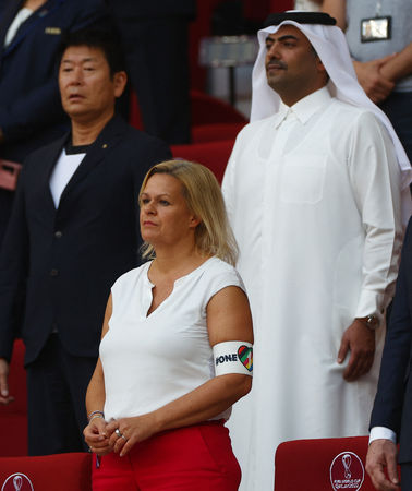 ▲▼德國內政部長費瑟（Nancy Faeser）戴著彩虹臂章，坐在FIFA主席英凡提諾（Gianni Infantino）的旁邊。（圖／路透）