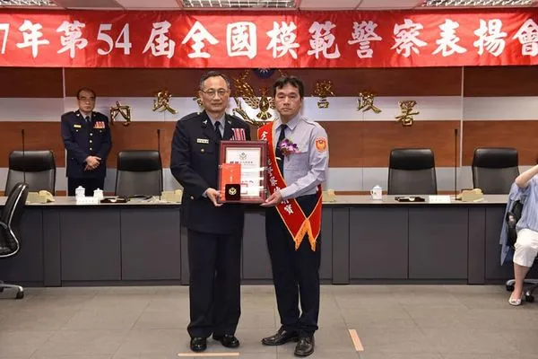 ▲▼模範警察陳明寶「松山車站辦公室」昏迷倒地　緊急送醫仍腦出血身亡。（圖／翻攝陳明寶臉書）