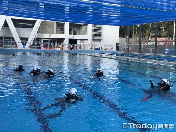 ▲台南市消防局於23至25日分三梯次，在成功大學戶外游泳池，辦理教育訓練暨潛水人員複訓。（圖／記者林悅翻攝，下同）