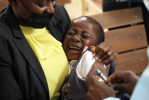 ▲▼ 辛巴威女童接種麻疹疫苗。（圖／達志影像／美聯社）