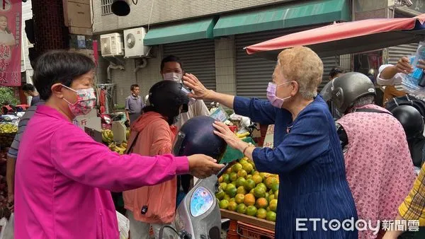 ▲▼柯媽媽掃街拜票             。（圖／記者陳宏瑞攝）